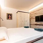 Villa Apple - 3 Bedroom Luxury With Prv Pool & Bbq Balchik