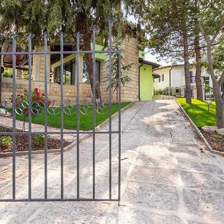 Apple - 3 Bedroom Luxury With Prv Pool & Bbq Balchik